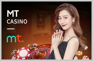 Sân quần vợt với hai vận động viên đang thi đấu